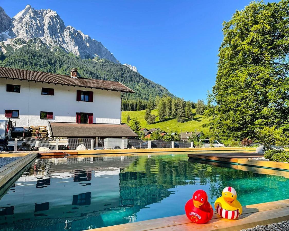 גראינאו Bayern Resort Hotel - Adults Only - Mit Zugspitzblick - Eibsee-Naehe - Wellnessbereich - Naturpool Im Sommer מראה חיצוני תמונה